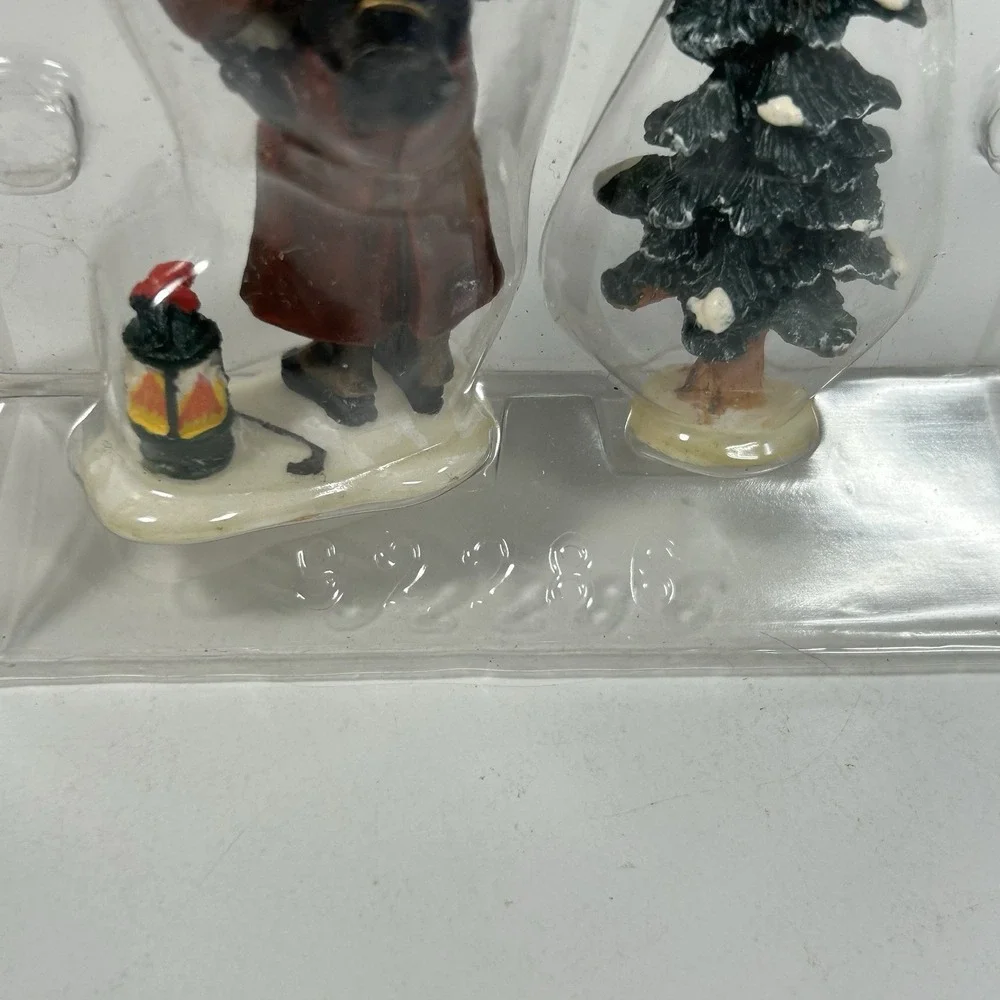 Lemax‎ Carole Towne Christmas Village Figure 2001 - Carolling with Granddaddy